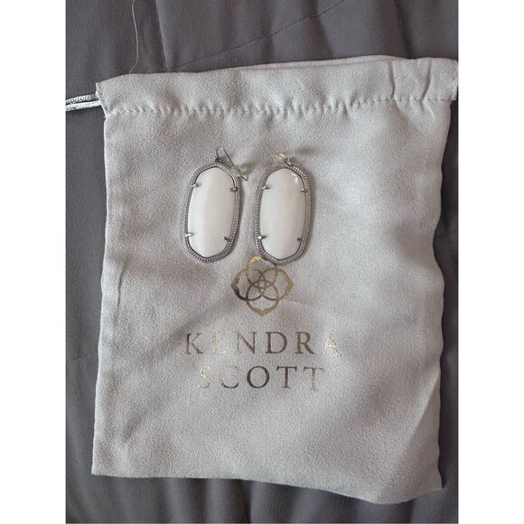 Kendra Scott Women's White Silver Frame Danielle Slate Cat’s Eye Drop Earrings - Picture 4 of 4